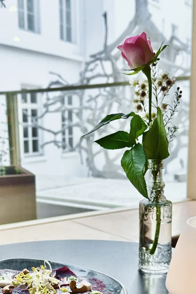 Eventlocation Life Deli in Frankfurt am Main mit Tischen