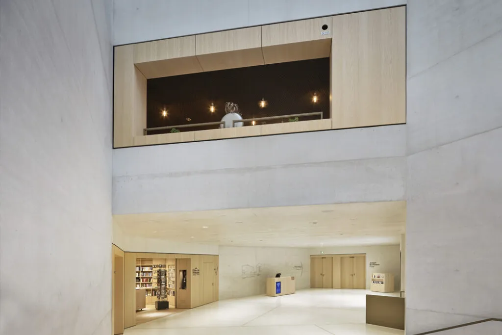Eventlocation Life Deli in Frankfurt am Main mit Flur und Treppe.
